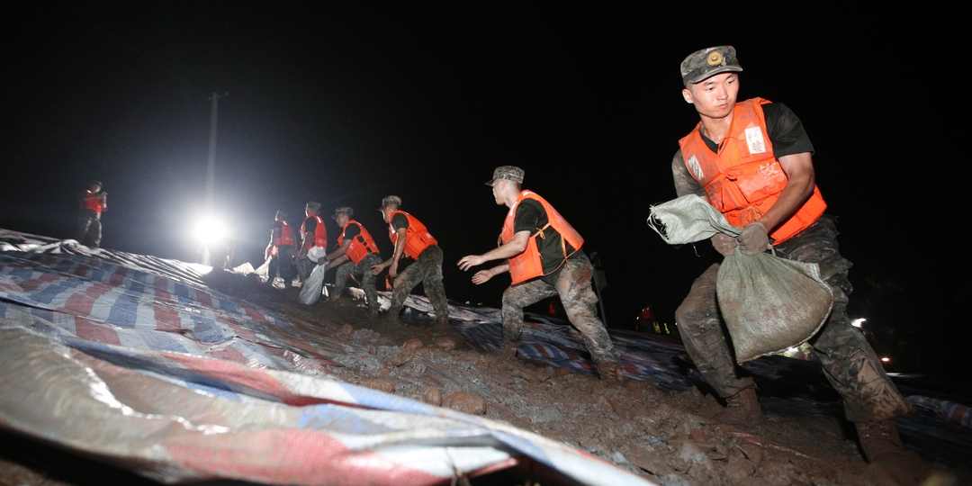 手提肩扛、争分夺秒！这是子弟兵奋战在抗洪一线的身影