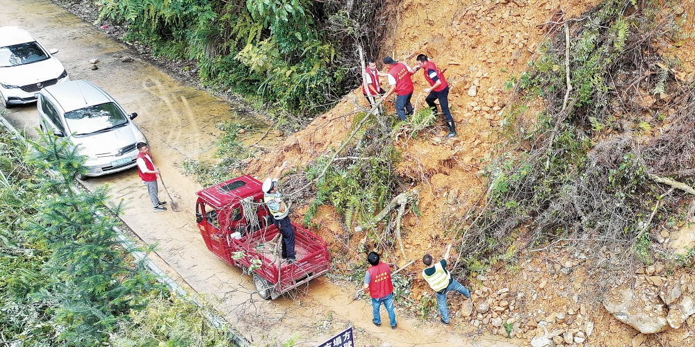 抢险清障 畅通乡村路