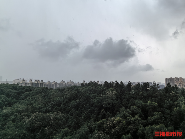 长沙暴雨后天空：黑白照秒变彩色